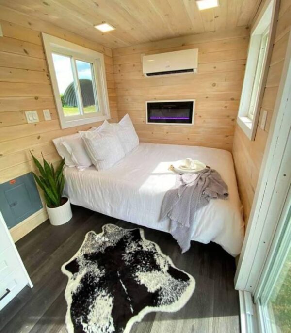 20’FT Long × 8’FT Wide × 8’6FT Tall Custom Container With 7’FT Roll Up Door Main Door With 2 Windows To Bring Natural Light - Image 4